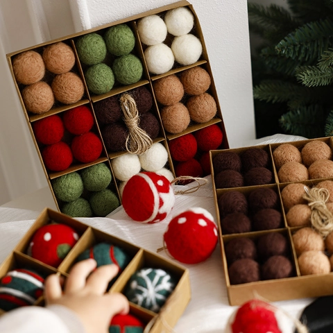 Handgefertigtes Weihnachten Wollfilz Ball Ornamente Set Schneeflocke Schneemann Lebkuchenmann Hängende Dekorationen Für Festival Party Dekor