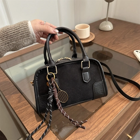Bolso Boston Retro Maillard Para Mujer Cuero Gamuza Patchwork Bolso Bandolera Con Colgante De Metal Bolso De Mano