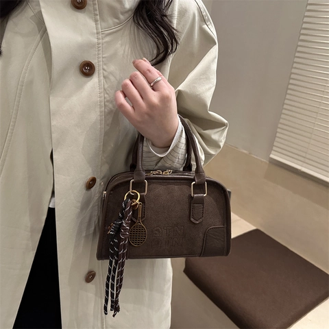 Bolso Boston Retro Maillard Para Mujer Cuero Gamuza Patchwork Bolso Bandolera Con Colgante De Metal Bolso De Mano