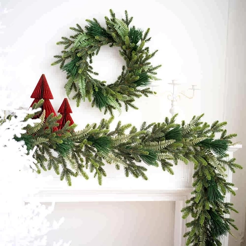 Ghirlanda di Natale Artificiale Con Pigne Naturali Foglie di Eucalyptus Aghi di Pino Simulati per Decorazione Festiva Casa Parete Camino Porta Ornamento Sospeso