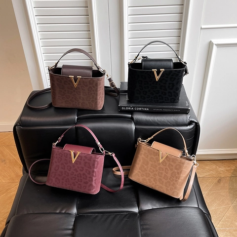 Borsa a Tracolla da Donna in Camoscio con Stampa Leopardata Borsa a Spalla Vintage Con Fibbia a V Dorata Elegante Borsa Quadrata