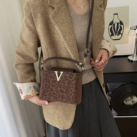 Borsa a Tracolla da Donna in Camoscio con Stampa Leopardata Borsa a Spalla Vintage Con Fibbia a V Dorata Elegante Borsa Quadrata
