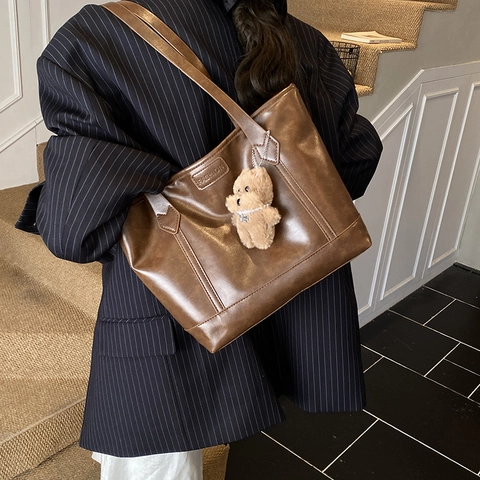 Bolso Tote Minimalista de Gran Capacidad para Mujer Bolso de Hombro de Cuero PU Vintage para Oficina Con Colgante de Oso