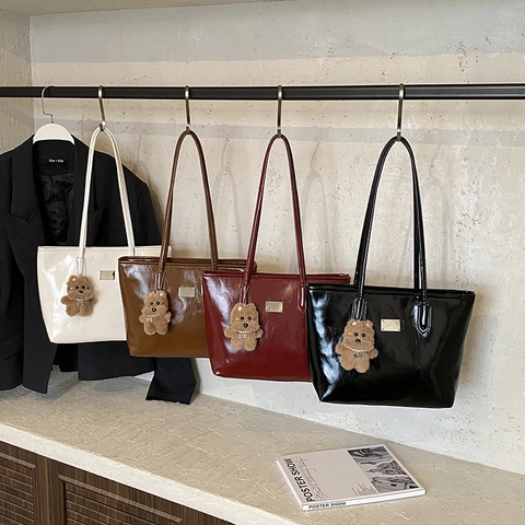 Damen Glänzende PU Leder Shopper Tasche Große Kapazität Umhängetasche Mit Bär Anhänger Glänzende Oberfläche Metall Dekor