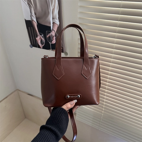 Retro Damen Schultertasche aus PU Leder Einfarbig Nähte Mode Metallanhänger Große Kapazität Tragetasche Für den Alltag