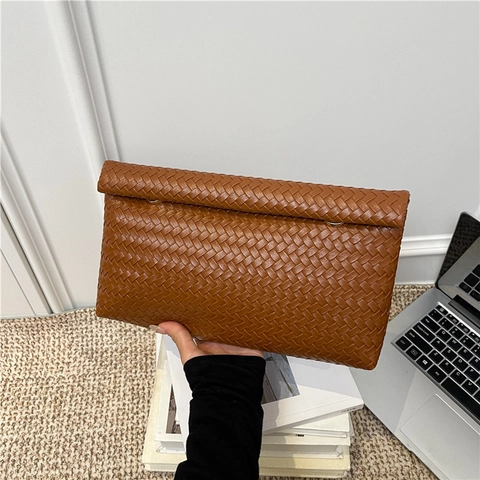 Women Woven PU Leather Envelope Clutch Bag Large Capacity Underarm Bag Minimalist Fashion Handbag Solid Color Elegant