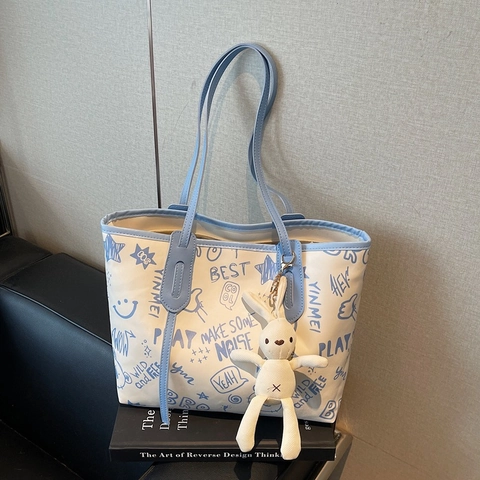 Borsa Tote Grande da Donna Graffiti in Pelle PU Colore a Contrasto Borsa a Tracolla Con Ciondolo a Coniglio in Peluche Streetwear Scuola