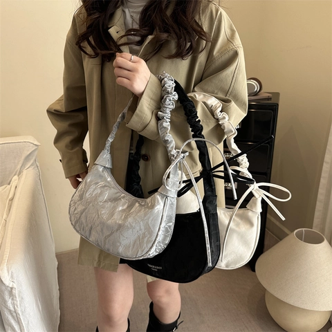 Borsa a Spalla Plissettata con Fiocco Donna Argento Metallizzato Nero Bianco Hobo Sottobraccio Trendy Ruched Dumpling Bag
