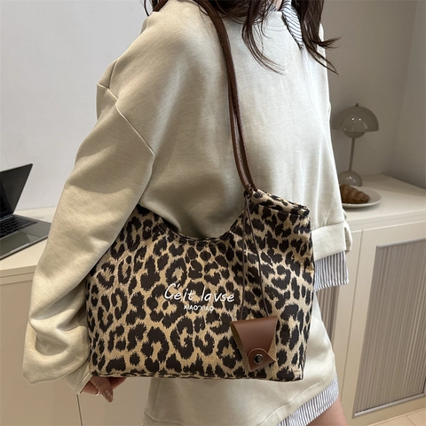 Borsa Tote in Tela a Grande Capacità Con Stampa Leopardata per Donna Autunno Inverno Borsa a Spalla Con Stampa di Lettere e Pendente