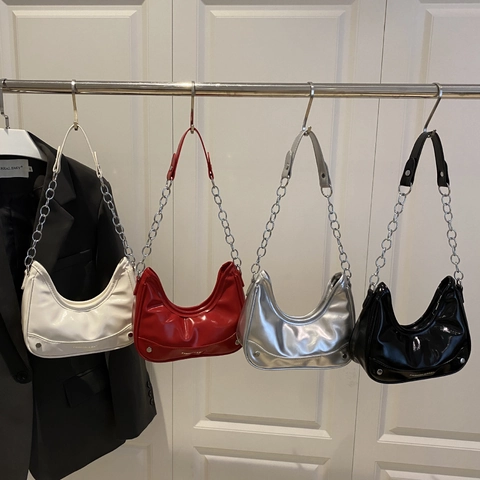 Bolso Hobo Media Luna de Cuero Charol Brillante para Mujer Cadena Plateada Bolso de Hombro Axila Color Sólido Moda Bolso Dumpling