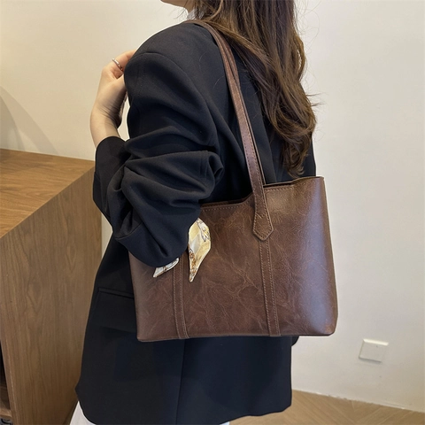 Dames Vintage PU Leren Draagtas Grote Capaciteit Commuter Schoudertas Met Decoratieve Satijnn Sjaal Urban Handtas