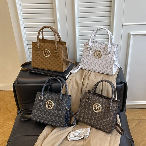Borsa a Tracolla da Donna in Pelle PU con Stampa Monogramma Lettera M Borsa a Mano Urban Minimalist con Logo in Metallo Oro Borsa Tote