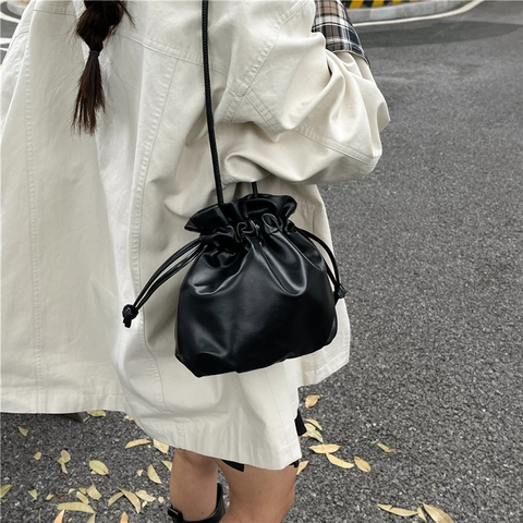 Drawstring Bucket Bag Metallic PU Leder Ruched Plissee Crossbody Umhängetasche Modern Einfach Für Frauen