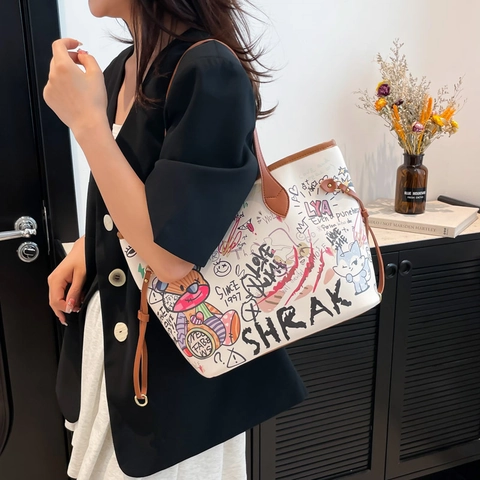 Borsa Tote da Donna in Pelle PU di Moda Grande Capacità Stampa Graffiti Orsetto Borsa a Tracolla Street Trendy Borsa a Mano