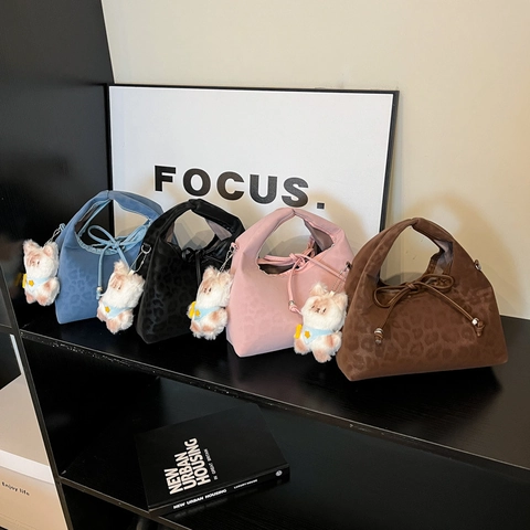 Damen Leopardenmuster PU Leder Handtasche Mit Schleife Und Bär Anhänger Vielseitige Umhängetasche Für Damen Casual Mode