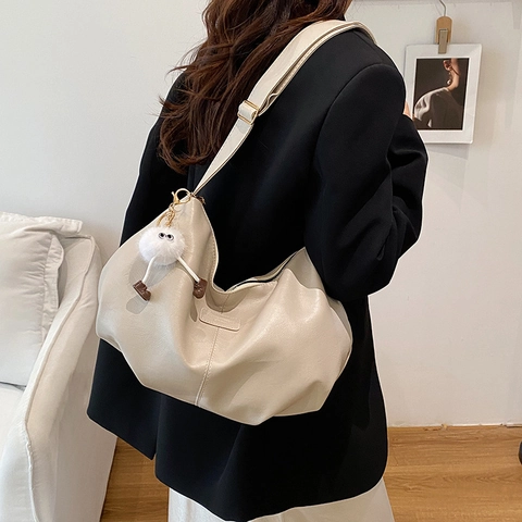 Damen Große Kapazität PU Leder Beuteltasche Minimalistisch Urban Casual Hobo Umhängetasche Mit Plüsch Anhänger