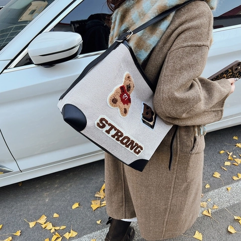 Damen Vintage Leinwand Tragetasche Cartoon Bär 3D Patch Stickerei Schulter Umhängetasche Große Kapazität Casual College Stil Handtasche