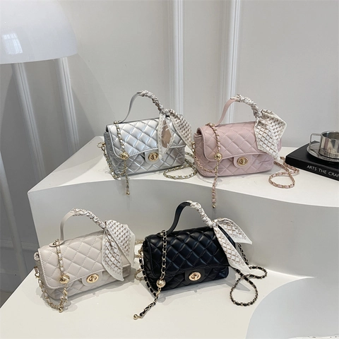 Sac à Bandoulière Rhombus Matelassé pour Femmes Avec Décor Écharpe en Satin Chaîne en Métal Cuir PU Mode Sac à Main
