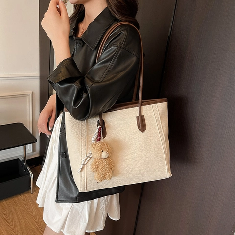 Women Large Capacity Tote Bag Litchi Texture PU Leather Elegant Shoulder Bag With Plush Bear Pendant For Daily Commute