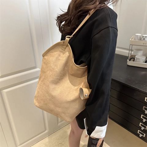 Damen Wildleder Hobo Tasche Große Kapazität Tote Einzelschulter Handtasche Mit Anhänger Minimalistischer Casual Stil