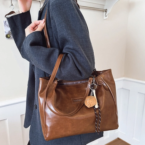 Women Large Capacity PU Leather Tote Bag Vintage Commuter Shoulder Bag With Fashion Letter Patch And Baseball Pendant