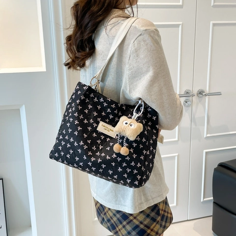 Sac Fourre-tout Grande Capacité pour Femmes Imprimé Nœud Papillon Tissu Matelassé Cuir PU Sac à Bandoulière Avec Pendentif Ours