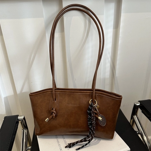 Women's Retro PU Leather Large Capacity Tote Bag Minimalist Commuter Shoulder Handbag With Tennis Racket Pendant Fashion