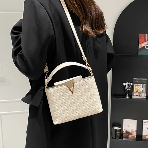 Damen Mode Gewebt PU Leder Umhängetasche Mit Metall V Schnalle Elegante Schultertasche Lässige Tägliche Handtasche