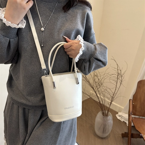 Borsa A Secchiello In Pelle PU Con Stampa Di Lettere Moda Borsa A Mano Minimalista Da Donna Borsa A Tracolla Con Accessori In Metallo Argentato