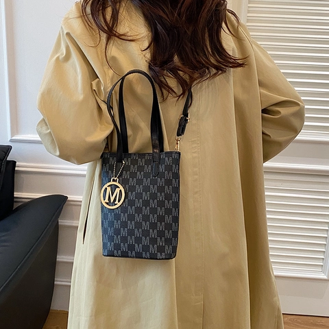 Bolso Bombonera Vintage Monograma para Mujer Cuero PU Estampado de Letras Bolso de Hombro Tote Con Colgante M de Metal Moda Urbana