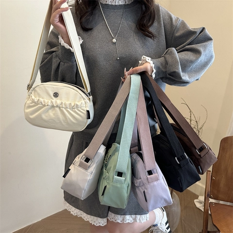 Bolso Bandolera de Nilón Plisado para Mujer Correa Ancha Ajustable Simple Bolso de Hombro Semicírculo Casual Viaje
