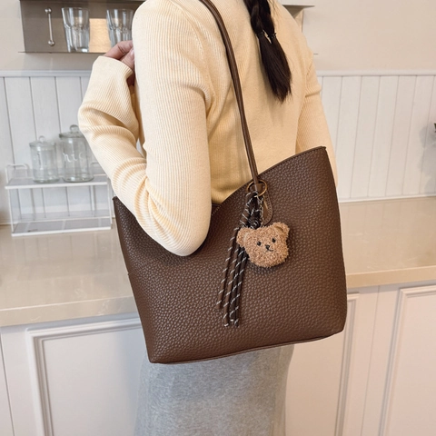 Sac Fourre-tout pour Femmes Grande Capacité Minimaliste Cuir PU Grain de Galet Sac à Épaule Navette Urbaine Bureau Avec Charme d'Ours
