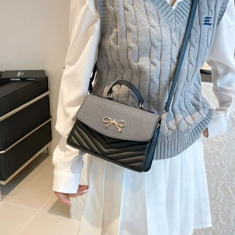 Borsa A Tracolla Da Donna In Pelle PU Con Motivo Trapuntato A V Fibbia A Fiocco Dorato Patta Intrecciata Elegante