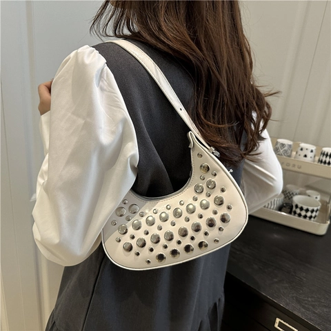 Sac Hobo Croissant Riveté Cuir PU Clouté Métallique Sac À Main Sous Les Aisselles Pour Femmes Style Punk Rétro