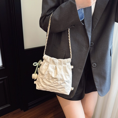 Women Quilted Bucket Bag PU Leather Drawstring Crossbody Shoulder Handbag With Chain Strap Tulip Flower Charm Elegant