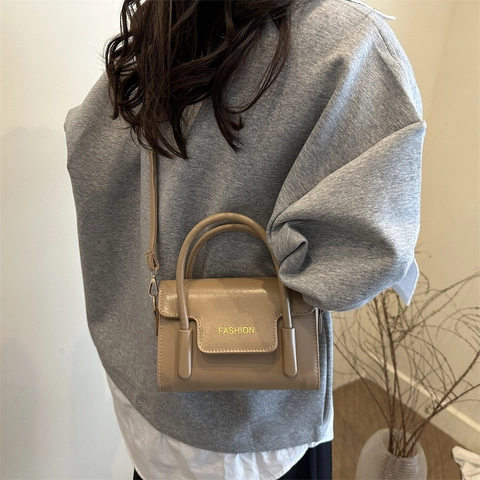 Damen Mode PU Leder Kleine Quadratische Tasche Minimalistischer Buchstabendruck Klappe Schulter Umhängetasche Mit Henkel Handtasche