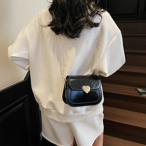 Women Retro Heart Decor PU Leather Crossbody Bag Glossy Small Square Shoulder Bag With Gold Chain Strap Fashion Handbag