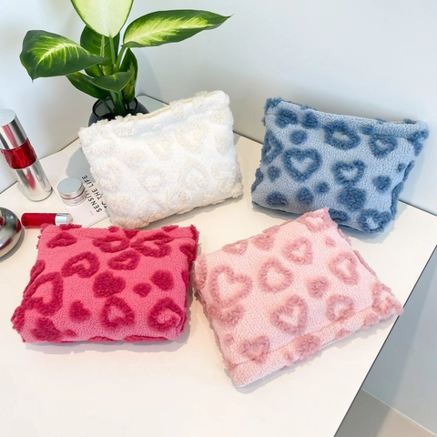 Women's Plush Heart Pattern Clutch Bag Soft Faux Fur Cosmetic Organizer Handbag Summer Fashion Small Square Purse
