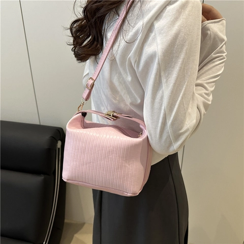 Borsa a Tracolla da Donna in Pelle PU Plissettata 2025 Nuova Estate Dopamine Borsa a Spalla Versatile Semplice a Strisce