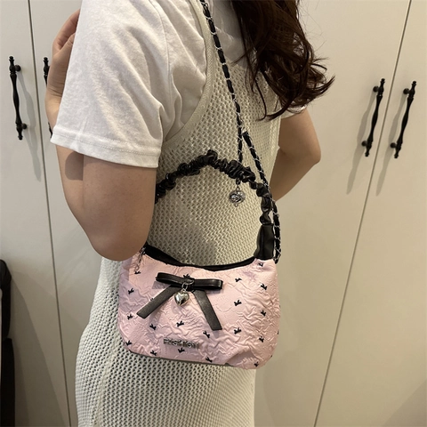 Damen Süße Rüschen Hobo Tasche Mit Schleife Dekoration Und Herz Anhänger Kette Schultergurt PU Leder Lässig Unterarm Umhängetasche