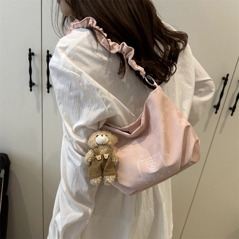Bolso de Hombro Para Mujer Con Correa Plisada Bolso de Cuero PU Con Colgante de Oso Bolso Casual Simple Bolso Soberaco