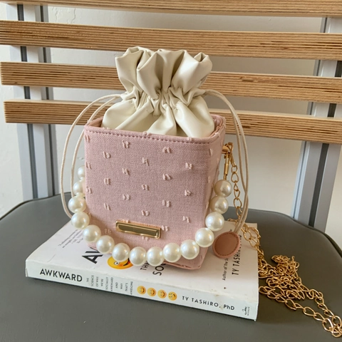 Bolso Cubo Mini para Mujer Con Asa de Perlas Artificiales Tela Texturizada Cordón Ajustable Bandolera Elegante Cadena de Perlas Artificiales Bolso Caja