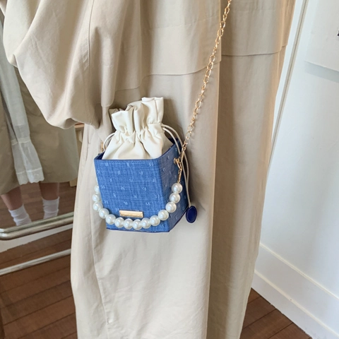 Bolso Cubo Mini para Mujer Con Asa de Perlas Artificiales Tela Texturizada Cordón Ajustable Bandolera Elegante Cadena de Perlas Artificiales Bolso Caja