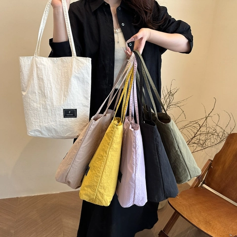 Damen Große Kapazität Nylon Tote Bag Minimalistische Leichte Schultertasche Japanischer Künstlerischer Stil Gekräuselte Textur Alltagshandtasche