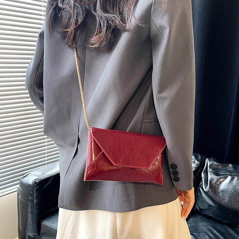 Damen Mode PU Leder Umschlag Umhängetasche Mit Goldener Kette Knitteroptik Minimalistische Schulter Handy Tasche