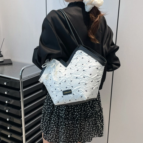 Borsa Tote Trapuntata da Donna Grande Capacità Stampa a Fiocco Borsa a Spalla Texture Pieghettata Handbag Casual Estiva con Ciondolo