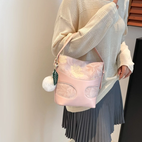 Damen Mode Blumen Jacquard PU Leder Beuteltasche Mit Bommel Anhänger Retro Spleißen Schulter Umhängetasche Für Den Alltag