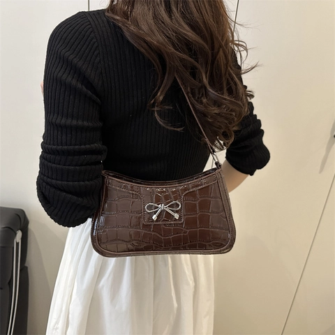 Bolso de Axila de Cuero PU Chic para Mujer con Patrón de Cocodrilo y Lazo de Metal Plateado Bolso de Hombro de Color Sólido para Uso Diario