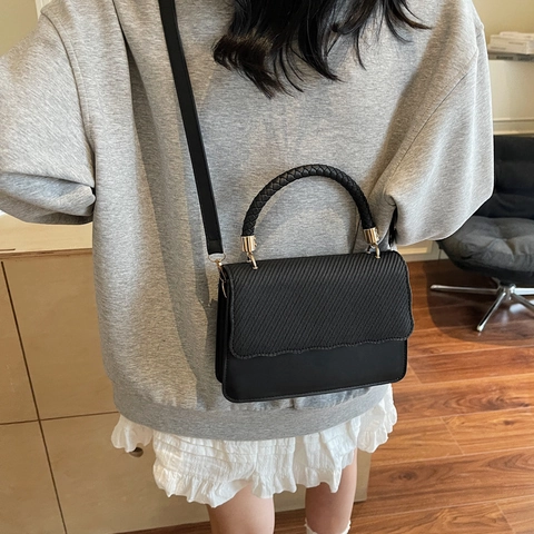 Damen Umhängetasche Aus PU Leder Mit Geflochtenem Griff Und Wellenkante Elegante Minimalistische Handtasche Verstellbarer Riemen