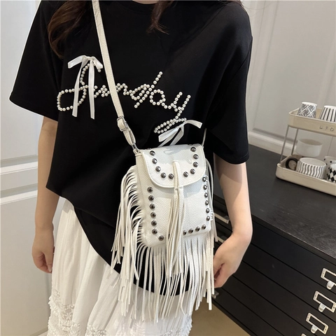 Borsa a Tracolla Vintage da Donna con Borchie e Frange in Pelle PU Secchiello Boho Piccola Borsa per Cellulare Quotidiana